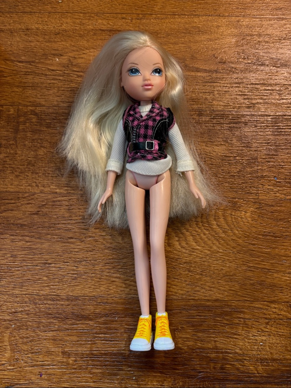 Moxie Girlz Avery Doll 2009 Vintage MGA Blonde